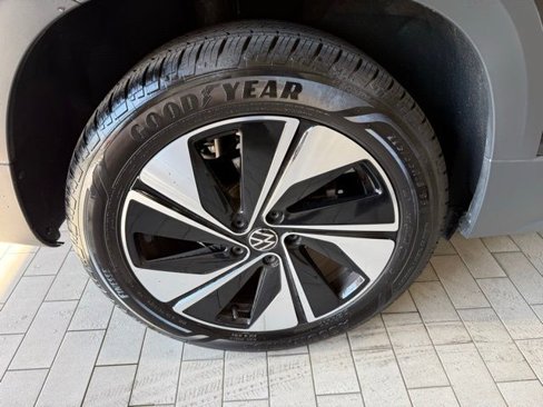 Certified 2025 Volkswagen Taos SE image 31