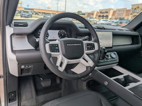 New 2025 Land Rover Defender 90 X-Dynamic SE image 3