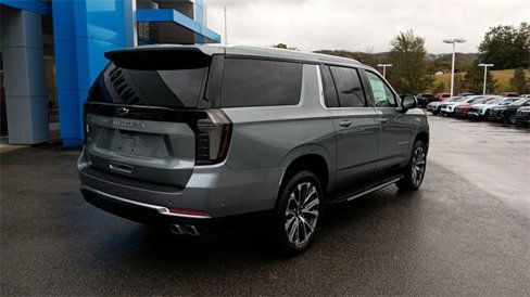 New 2026 Chevrolet Suburban High Country image 3