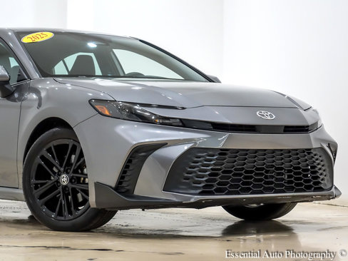 Used 2025 Toyota Camry SE image 2
