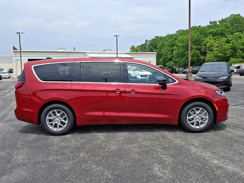 New 2025 Chrysler Pacifica Select w/ Uconnect Theater Family Group image 9