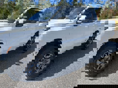 New 2025 Nissan Frontier SV w/ SV Convenience Package image 1