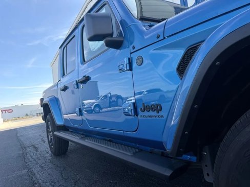 Used 2024 Jeep Gladiator Sport image 11