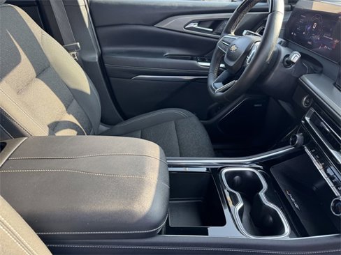 Used 2025 Chevrolet Traverse LT w/ Enhanced Driving Package image 6