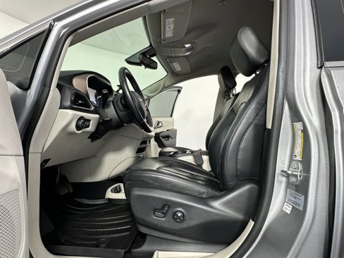 Used 2017 Chrysler Pacifica Premium image 24