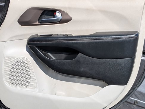 Used 2019 Chrysler Pacifica Touring-L image 32