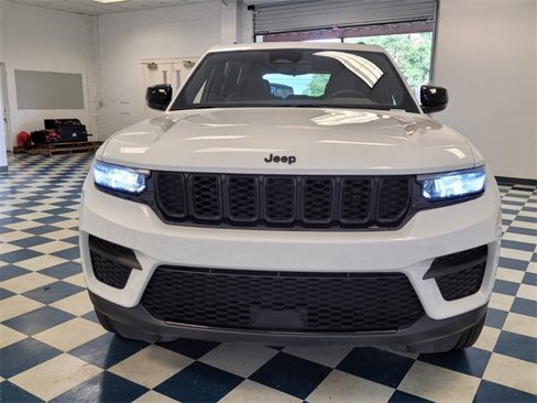 Used 2024 Jeep Grand Cherokee Altitude image 2