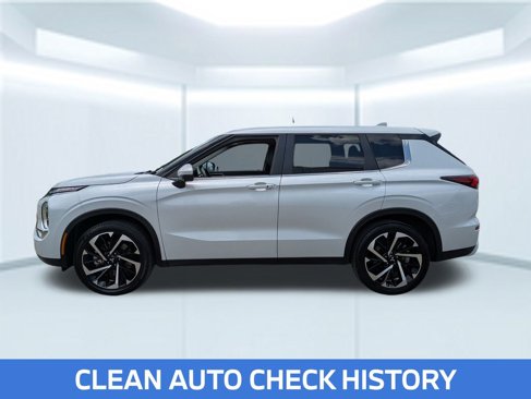 Used 2024 Mitsubishi Outlander SE image 2