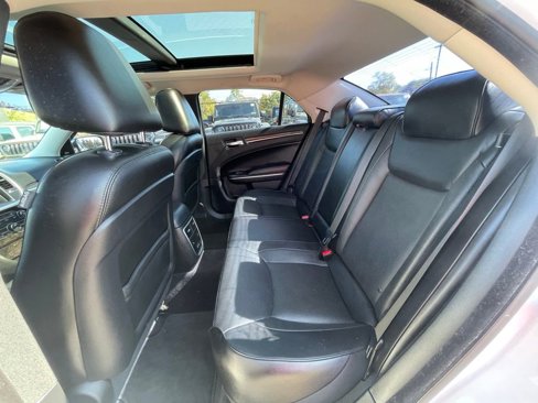Used 2018 Chrysler 300 Limited w/ Safetytec Plus Group image 18