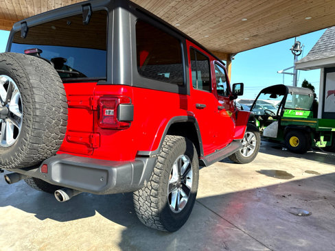 Used 2018 Jeep Wrangler Unlimited Sahara w/ Dual Top Group image 17