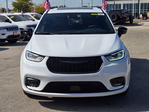 New 2026 Chrysler Pacifica Limited image 2