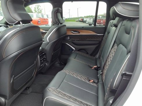 New 2025 Jeep Grand Cherokee Summit image 8