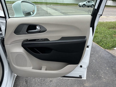 Used 2022 Chrysler Pacifica Touring-L image 11
