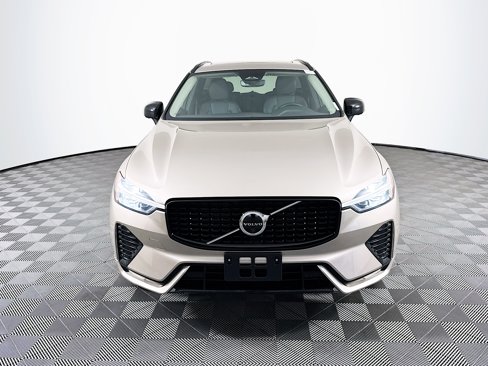 Used 2025 Volvo XC60 B5 Plus image 2