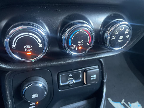 Used 2016 Jeep Renegade Latitude image 55