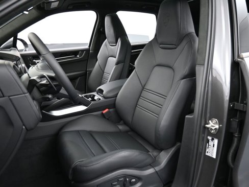 New 2025 Porsche Cayenne Turbo image 5