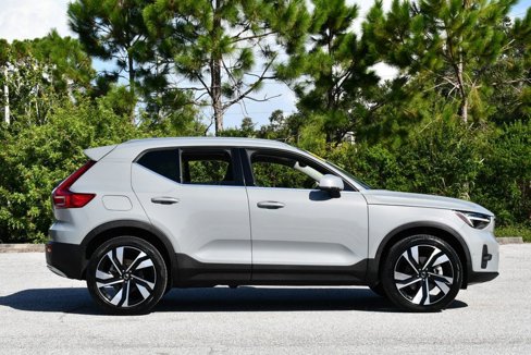Used 2024 Volvo XC40 B5 Plus image 32