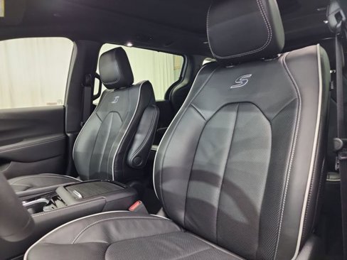 Used 2025 Chrysler Pacifica Limited image 34
