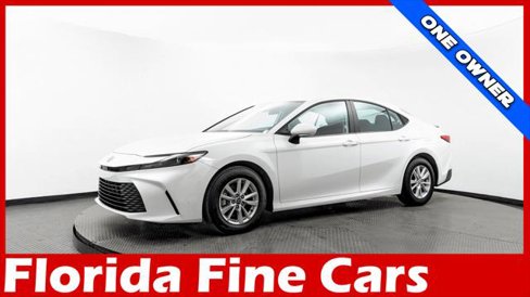 Used 2025 Toyota Camry LE image 1