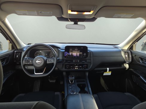 Used 2025 Nissan Pathfinder S image 2