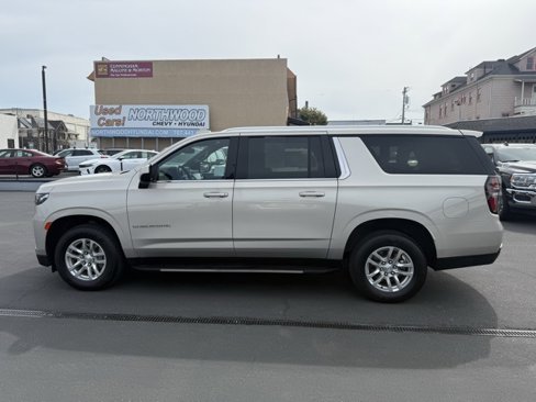 Used 2023 Chevrolet Suburban LT image 9
