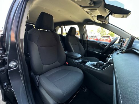 Used 2022 Toyota RAV4 LE image 4
