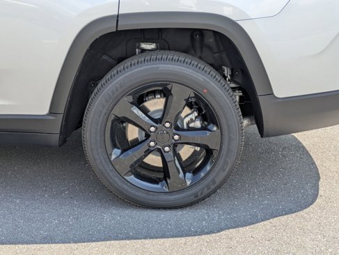 New 2025 Jeep Grand Cherokee L Laredo image 9