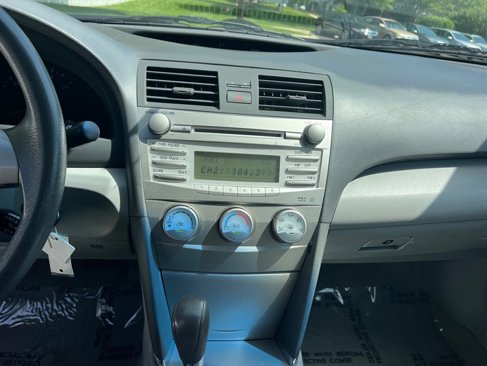 Used 2010 Toyota Camry LE image 30