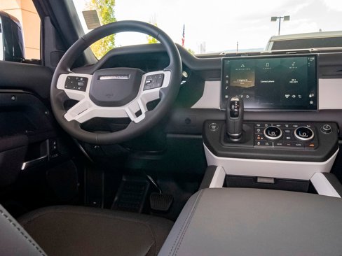 New 2025 Land Rover Defender 130 X-Dynamic SE image 39
