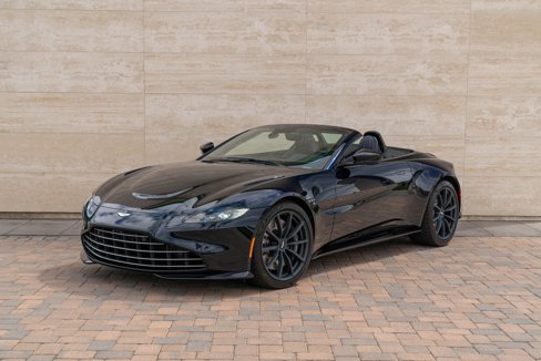 Used 2023 Aston Martin V8 Vantage Roadster image 21