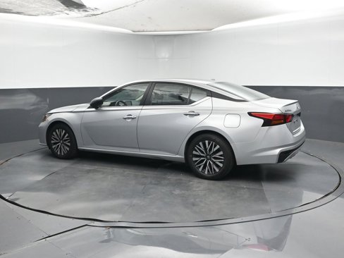 Used 2024 Nissan Altima 2.5 SV image 3