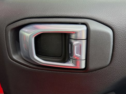 Used 2025 Jeep Wrangler Sahara image 30