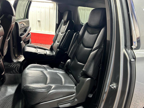 Used 2019 Cadillac Escalade ESV Luxury image 3