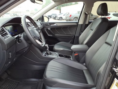 Used 2024 Volkswagen Tiguan SE image 12