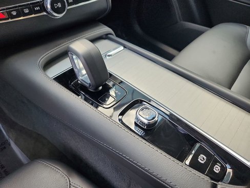 Certified 2025 Volvo XC90 B5 Core image 14