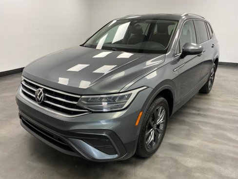 Used 2023 Volkswagen Tiguan SE image 2