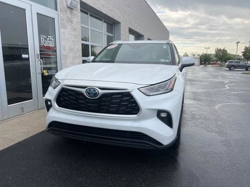 Certified 2022 Toyota Highlander Bronze Edition image 2