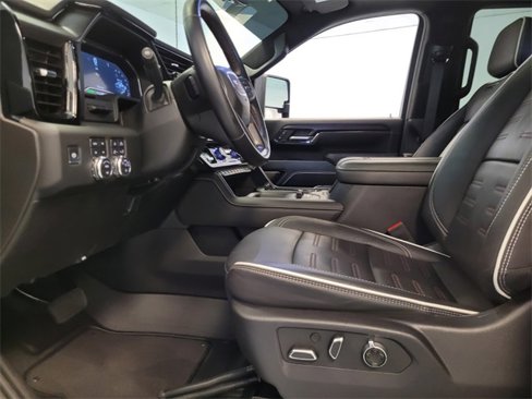 Used 2024 GMC Sierra 2500 AT4X image 3