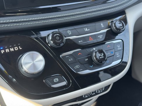 Used 2022 Chrysler Pacifica Touring-L image 40