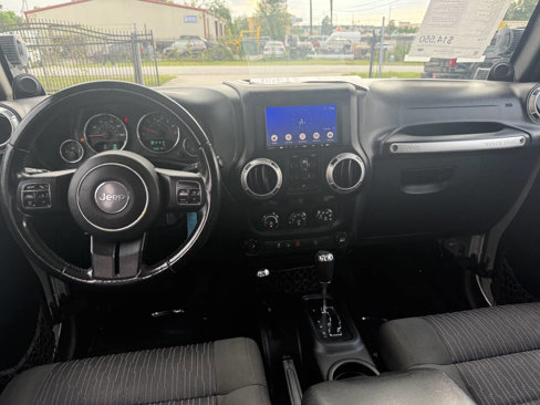 Used 2012 Jeep Wrangler Unlimited Rubicon w/ Connectivity Group image 33