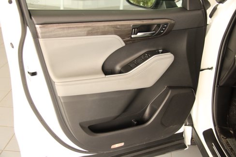 Used 2023 Toyota Highlander Limited image 21