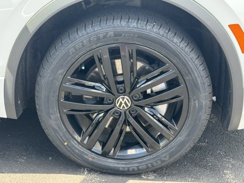 Used 2022 Volkswagen Tiguan SE R-Line image 48