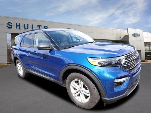 Certified 2022 Ford Explorer XLT w/ Equipment Group 202A image 3