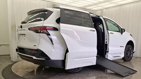 Used 2025 Toyota Sienna XSE image 8