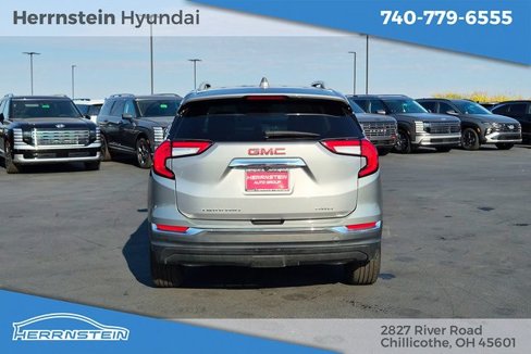 Used 2024 GMC Terrain SLT image 33
