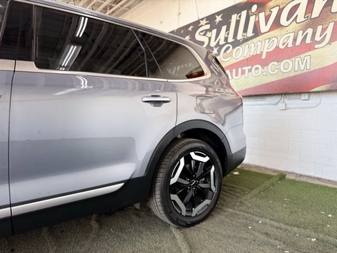 Used 2023 Kia Telluride EX w/ EX Captain's Chair Package image 2