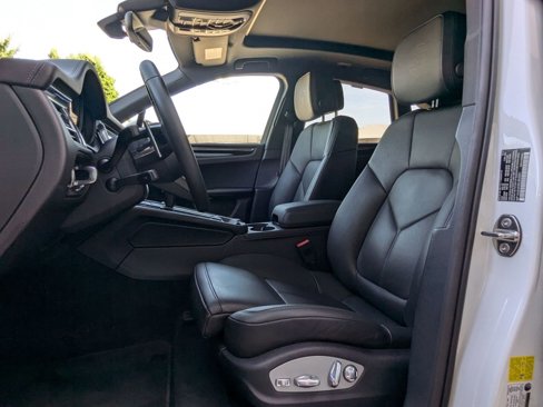 Certified 2025 Porsche Macan image 5