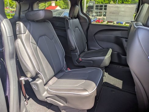 New 2025 Chrysler Pacifica Limited image 23