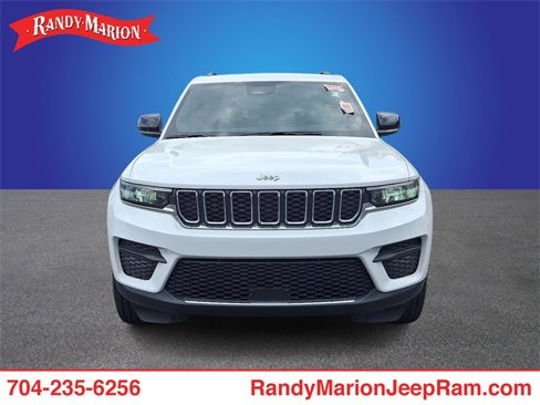 Used 2024 Jeep Grand Cherokee Laredo image 2