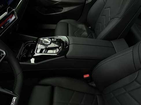 New 2026 BMW 550e xDrive w/ Executive Package image 25